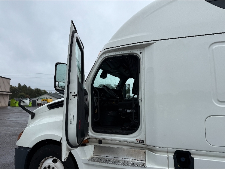 2021 Freightliner Cascadia in Brooklyn Park, MN — photo 9