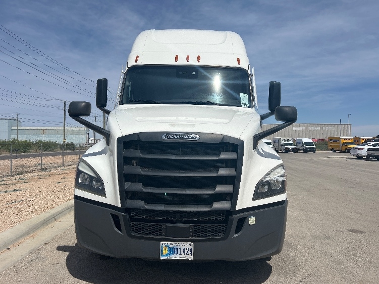 2021 Freightliner Cascadia in Odessa, TX — photo 2