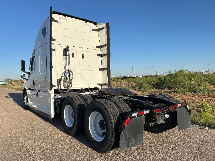 2021 Freightliner Cascadia in Odessa, TX — photo 5