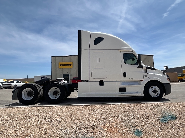 2021 Freightliner Cascadia in Odessa, TX — photo 8