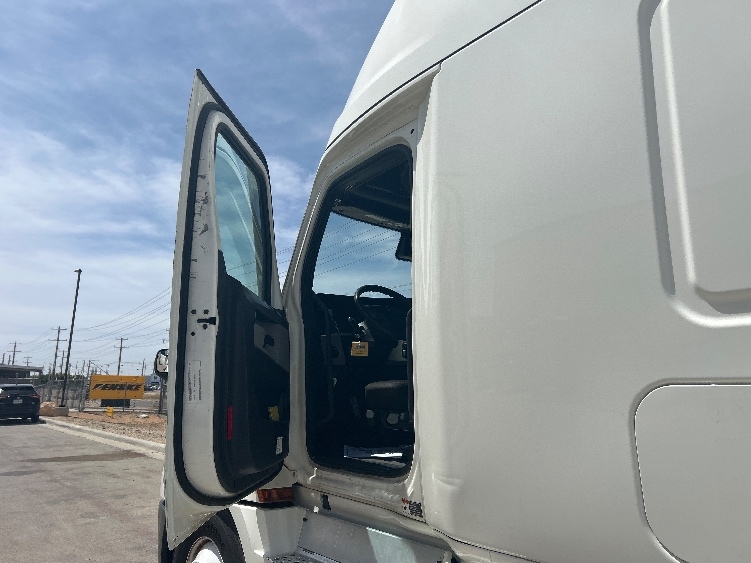 2021 Freightliner Cascadia in Odessa, TX — photo 9