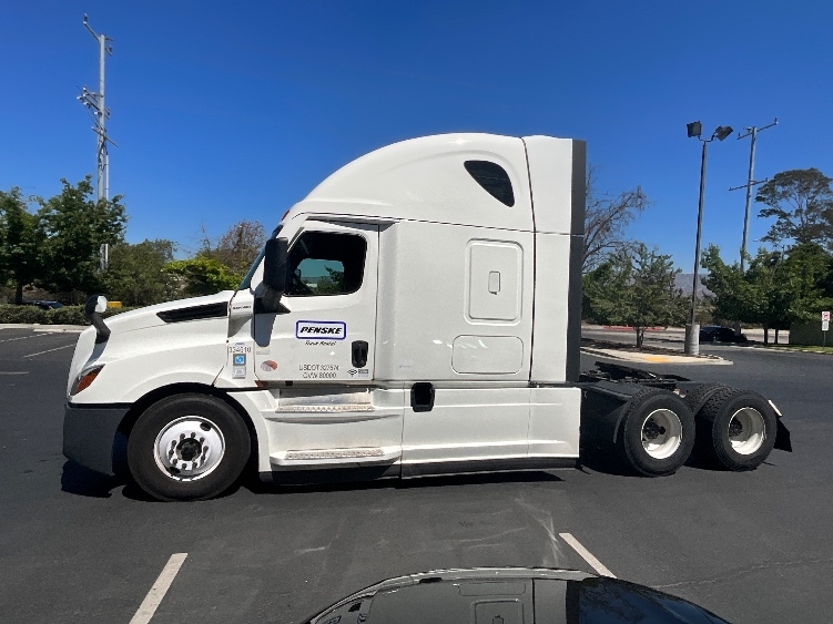 2021 Freightliner in Torrance, CA — photo 4