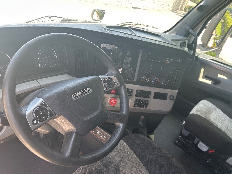 2021 Freightliner Cascadia in Lindon, UT — photo 10