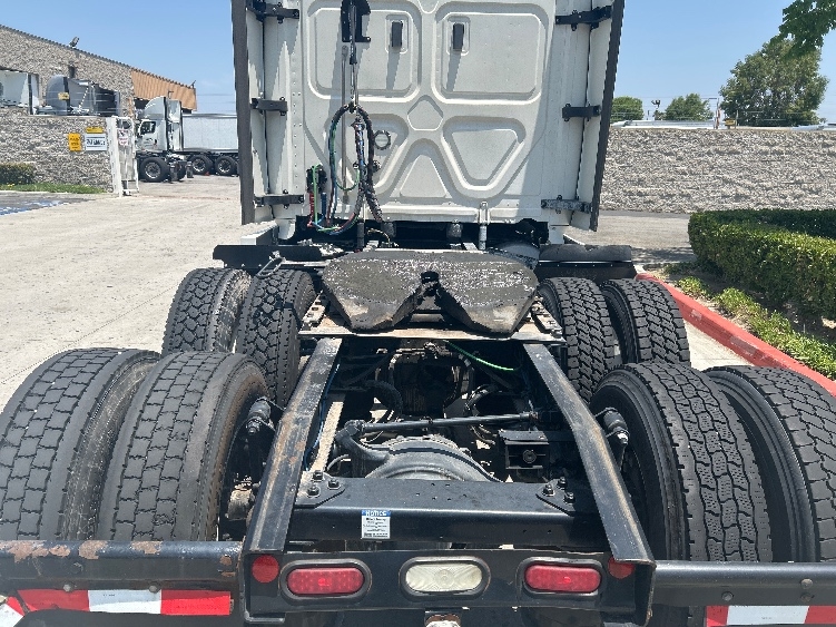 2021 Freightliner Cascadia in Lindon, UT — photo 6