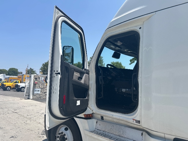 2021 Freightliner Cascadia in Lindon, UT — photo 9