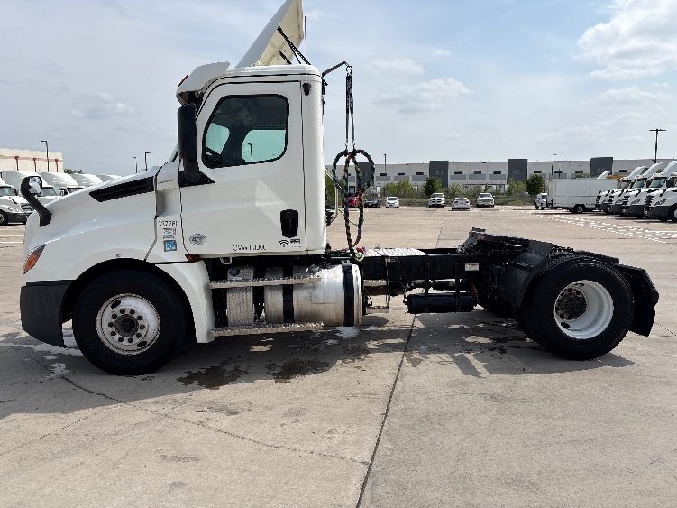 2020 Freightliner Cascadia in Dallas, TX — photo 4