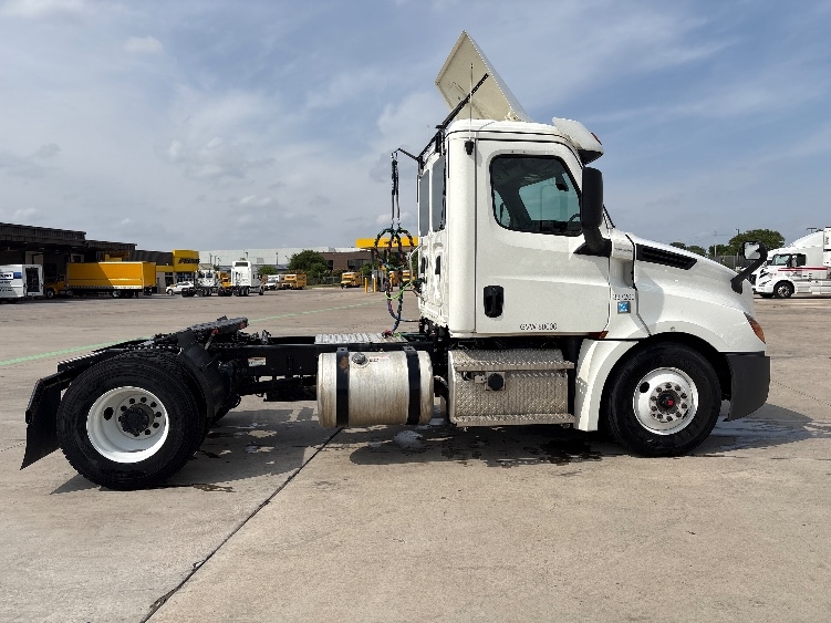 2020 Freightliner Cascadia in Dallas, TX — photo 8