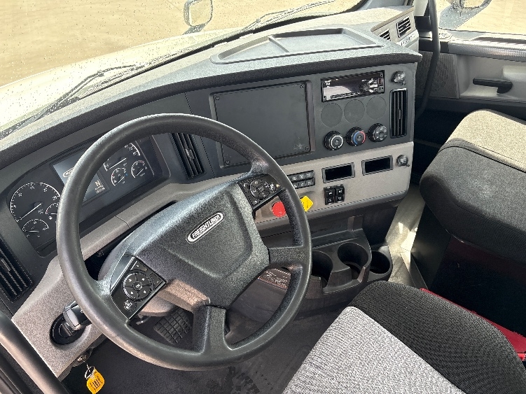 2020 Freightliner Cascadia in Fort Worth, TX — photo 10