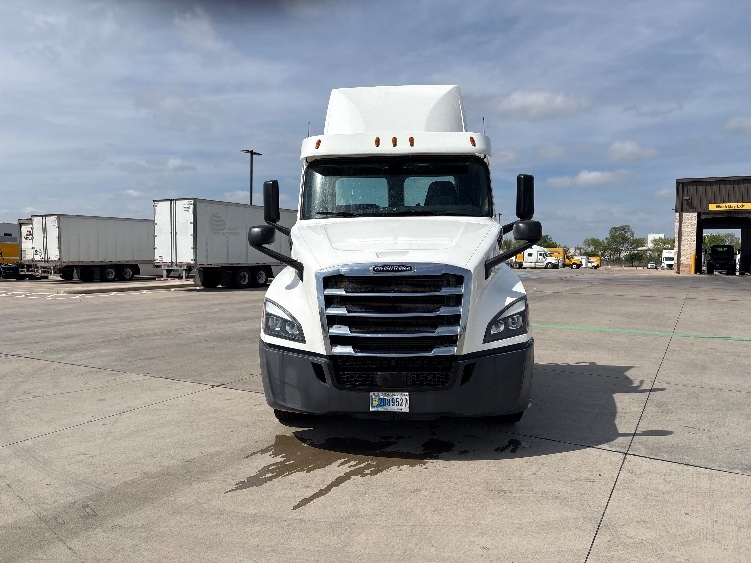 2020 Freightliner Cascadia in Fort Worth, TX — photo 2