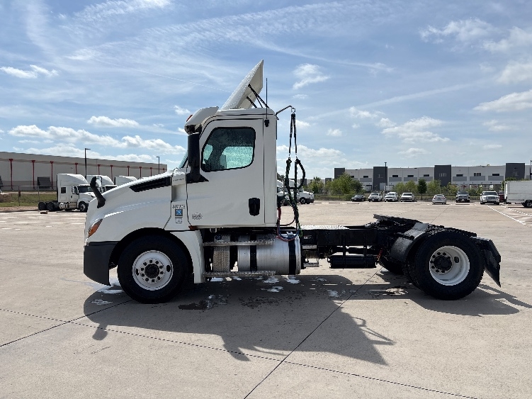 2020 Freightliner Cascadia in Fort Worth, TX — photo 4