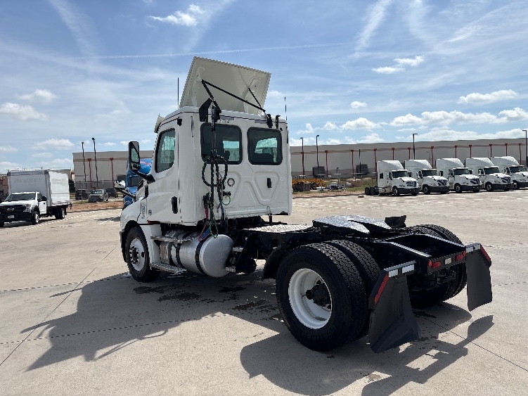 2020 Freightliner Cascadia in Fort Worth, TX — photo 5