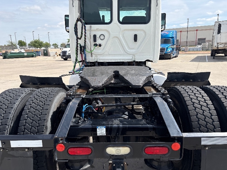 2020 Freightliner Cascadia in Fort Worth, TX — photo 6