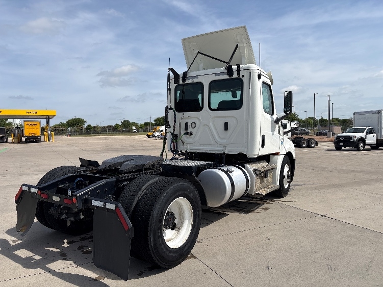 2020 Freightliner Cascadia in Fort Worth, TX — photo 7