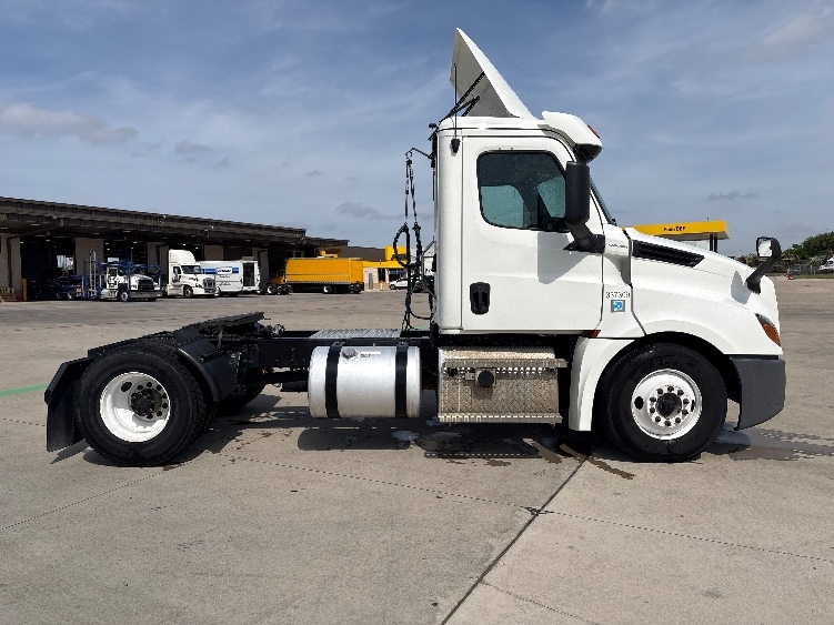 2020 Freightliner Cascadia in Fort Worth, TX — photo 8
