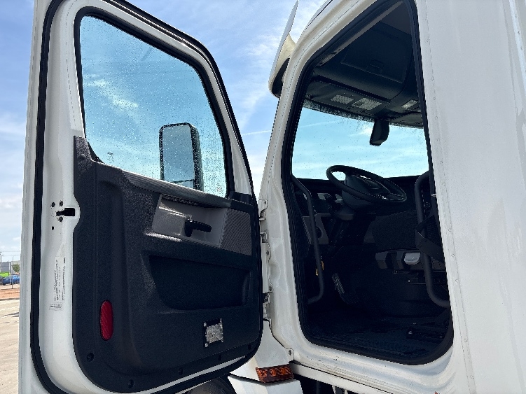 2020 Freightliner Cascadia in Fort Worth, TX — photo 9