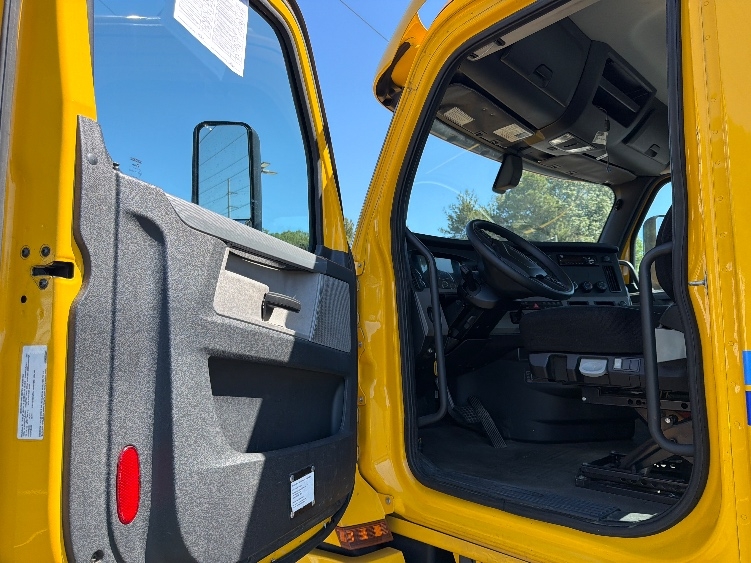 2020 Freightliner Cascadia in Mebane, NC — photo 9