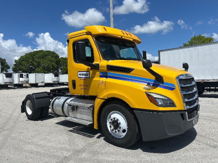 2020 Freightliner Cascadia in Medley, FL