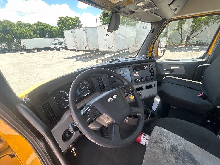 2020 Freightliner Cascadia in Medley, FL — photo 10
