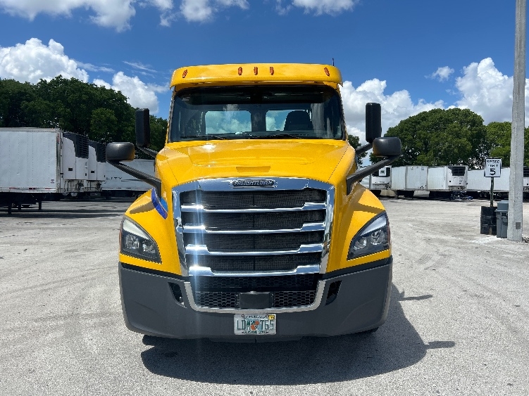 2020 Freightliner Cascadia in Medley, FL — photo 2