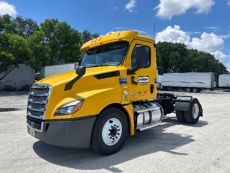 2020 Freightliner Cascadia in Medley, FL — photo 3