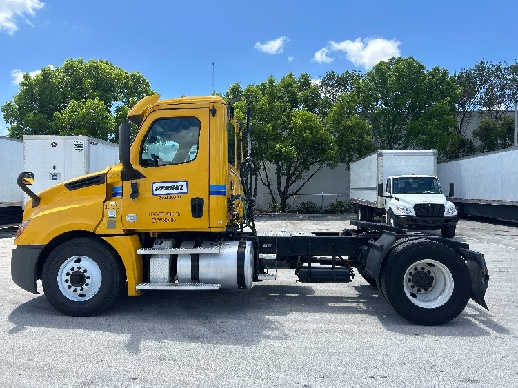 2020 Freightliner Cascadia in Medley, FL — photo 4