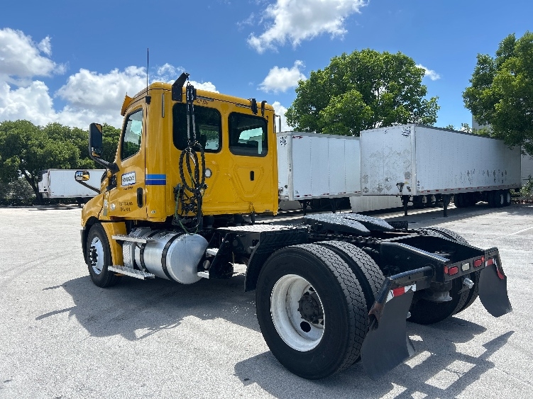 2020 Freightliner Cascadia in Medley, FL — photo 5