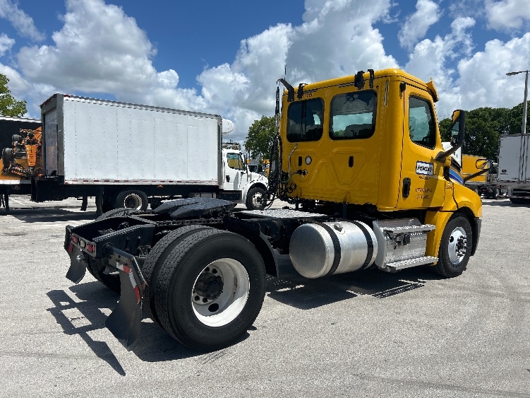 2020 Freightliner Cascadia in Medley, FL — photo 7