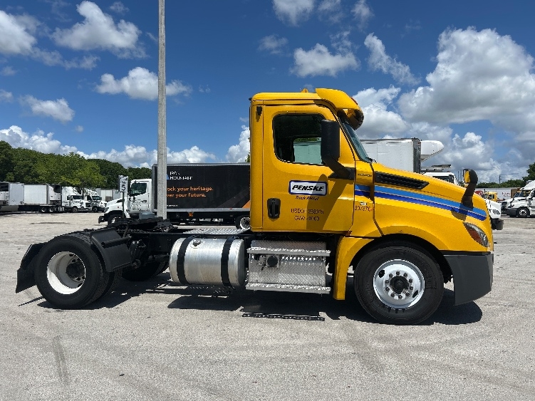 2020 Freightliner Cascadia in Medley, FL — photo 8