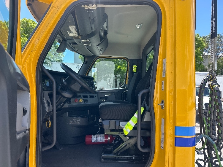 2020 Freightliner Cascadia in Medley, FL — photo 9