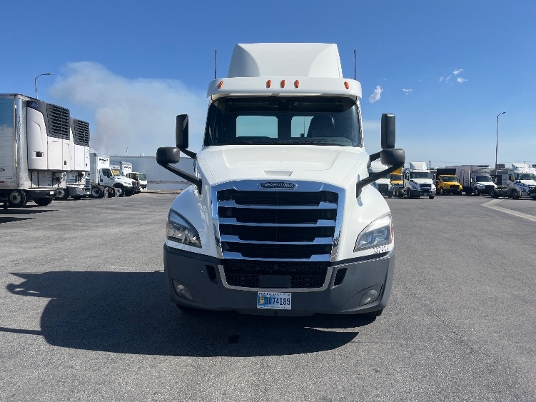 2020 Freightliner Cascadia in Fontana, CA — photo 2