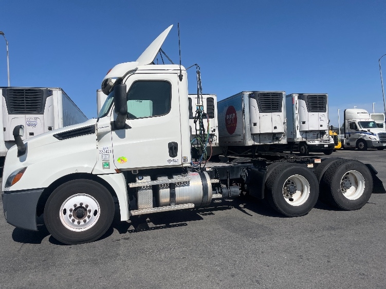 2020 Freightliner Cascadia in Fontana, CA — photo 4