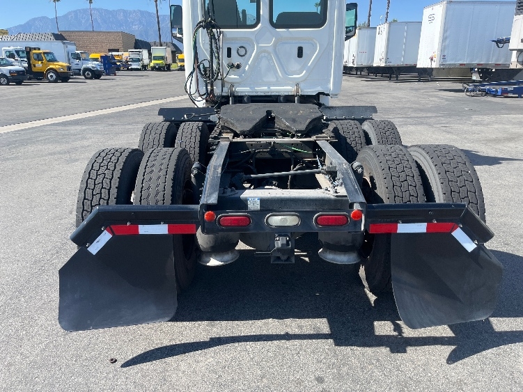 2020 Freightliner Cascadia in Fontana, CA — photo 6
