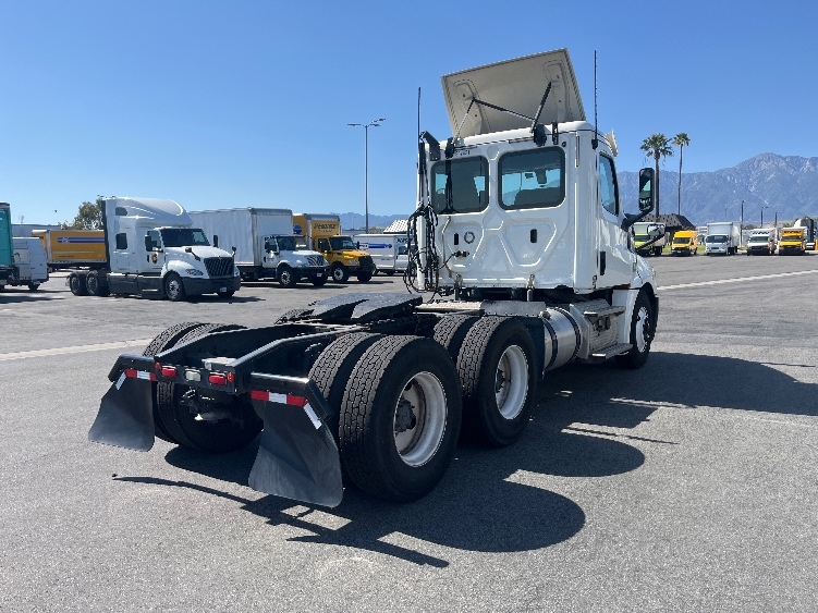 2020 Freightliner Cascadia in Fontana, CA — photo 7