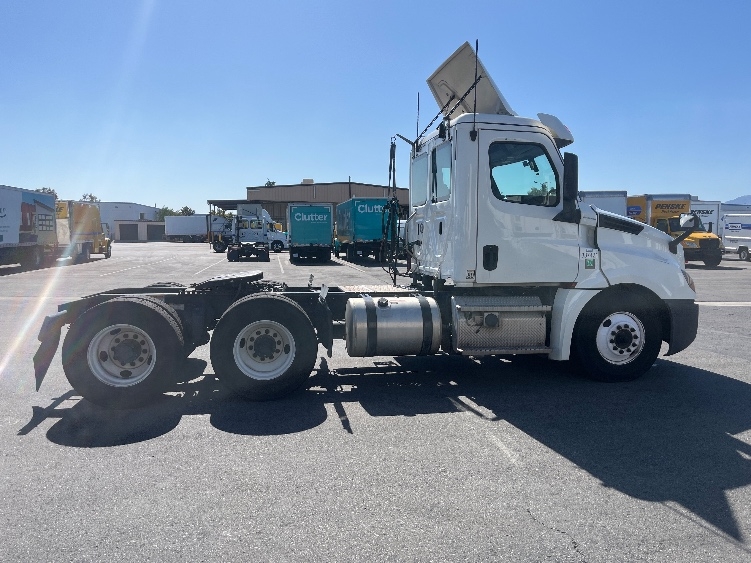 2020 Freightliner Cascadia in Fontana, CA — photo 8