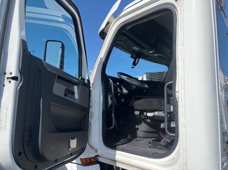 2020 Freightliner Cascadia in Fontana, CA — photo 9