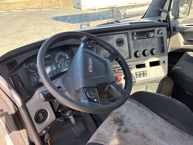 2020 Freightliner Cascadia in Fresno, CA — photo 10