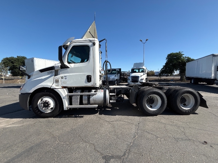 2020 Freightliner Cascadia in Fresno, CA — photo 4