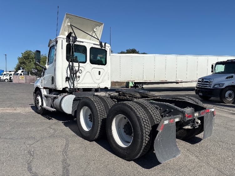 2020 Freightliner Cascadia in Fresno, CA — photo 5