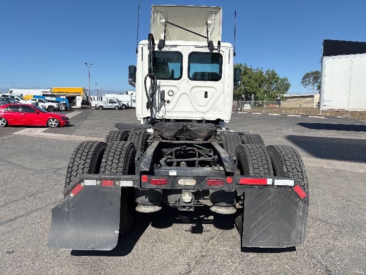 2020 Freightliner Cascadia in Fresno, CA — photo 6