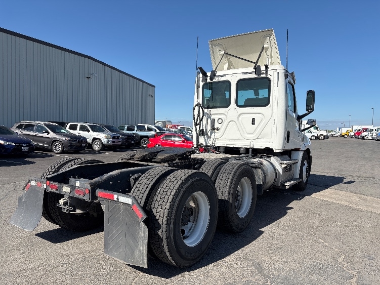 2020 Freightliner Cascadia in Fresno, CA — photo 7