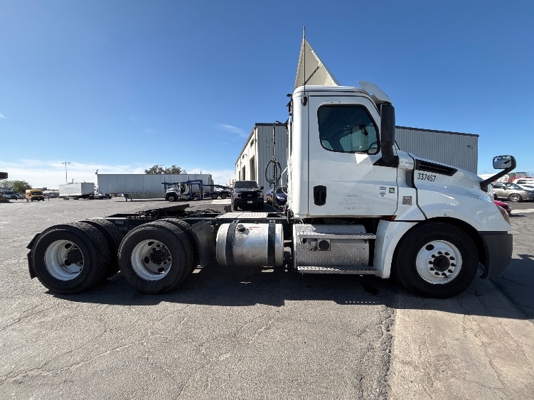 2020 Freightliner Cascadia in Fresno, CA — photo 8