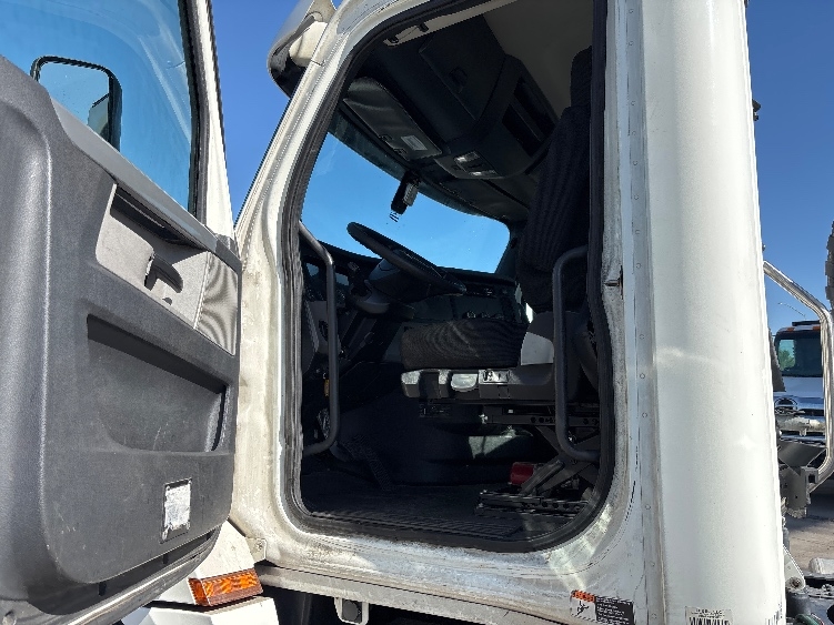 2020 Freightliner Cascadia in Fresno, CA — photo 9