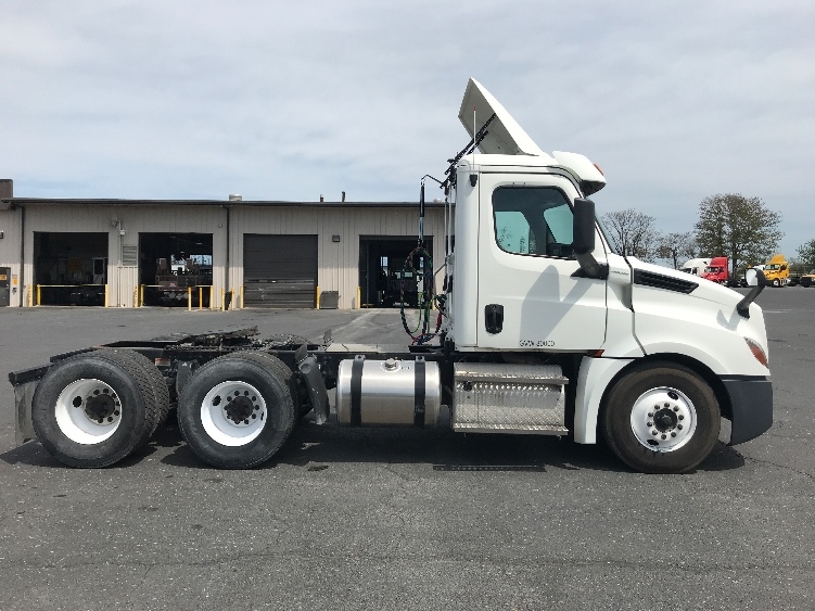 2020 Freightliner Cascadia in Harrisonburg, VA — photo 8