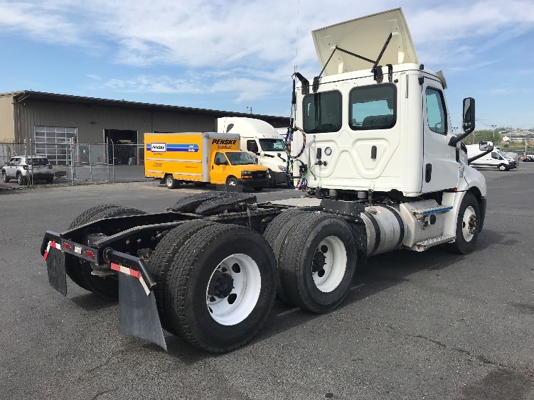 2020 Freightliner Cascadia in Harrisonburg, VA — photo 7