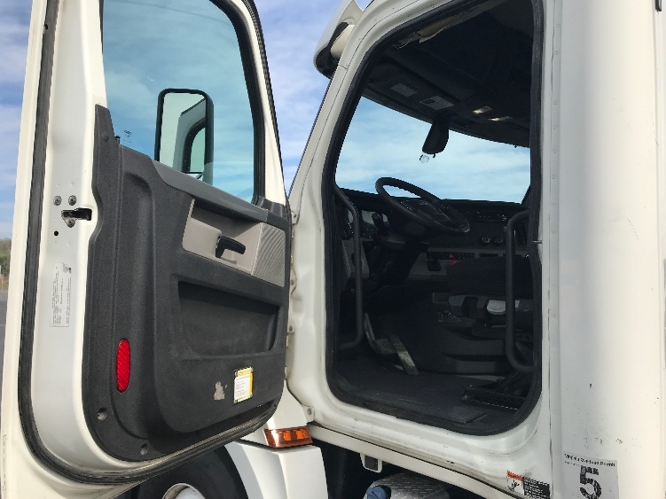 2020 Freightliner Cascadia in Harrisonburg, VA — photo 9