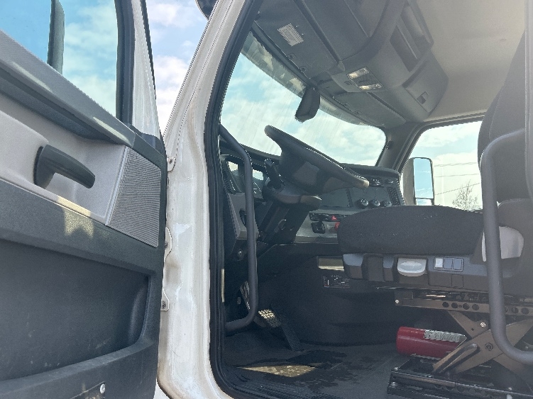 2020 Freightliner Cascadia in Anderson, SC — photo 9