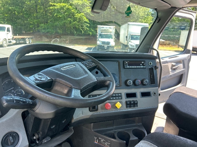 2020 Freightliner Cascadia in Forest Park, GA — photo 10