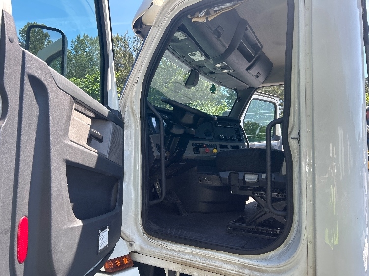 2020 Freightliner Cascadia in Forest Park, GA — photo 9