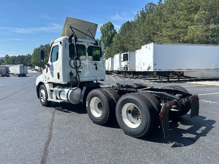 2020 Freightliner Cascadia in Forest Park, GA — photo 5