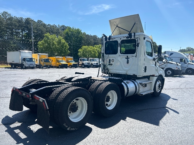 2020 Freightliner Cascadia in Forest Park, GA — photo 7